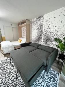 ein Schlafzimmer mit einem Sofa und einem Bett in einem Zimmer in der Unterkunft Hidden Gem: Historical Gastown in Vancouver