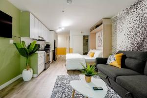 pequeña sala de estar con sofá y cocina en Hidden Gem: Historical Gastown, en Vancouver