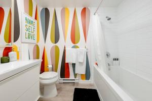 ein Bad mit WC und Surfbrettern an der Wand in der Unterkunft Hidden Gem: Historical Gastown in Vancouver