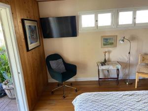 En eller flere senge i et værelse på Pacific Palisades Private Entrance Guest Room