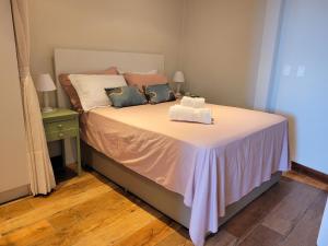 1 dormitorio con 1 cama grande con manta blanca en Loft 320 - Residence Farol en Laguna