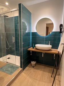 La salle de bains est pourvue d'un lavabo et d'une douche en verre. dans l'établissement Amalfi Coast Casa Ida, à Vietri
