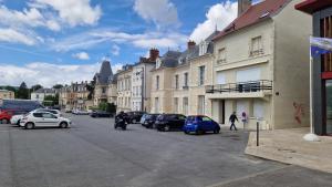 een stadsstraat met auto's op straat bij Le Cygne in Château-Thierry