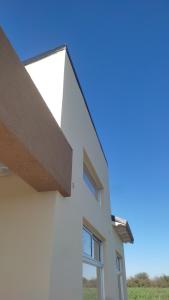 a view of the side of a white building at Alamos David in Villaguay