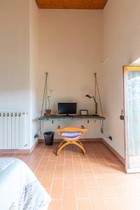 Habitación con mesa y escritorio con ordenador portátil. en La fonte di Gaiche, en Collebaldo