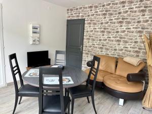 a living room with a table and a couch at Nid douillet à La Bresse in La Bresse