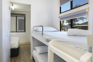 Litera en habitación con ventana en Reflections Coffs Harbour - Holiday Park en Coffs Harbour