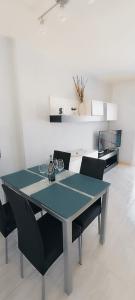 een eettafel met twee wijnglazen erop bij Chilly Apartment - Sunny rooftop terrace with ocean view in Callao Salvaje