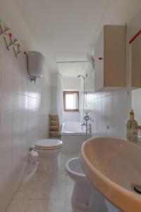 y baño con lavabo, aseo y bañera. en La fonte di Gaiche, en Collebaldo
