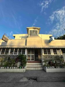 un grand bâtiment jaune avec une horloge en haut dans l'établissement Lawton Residences Studio Room 2F, à Manille