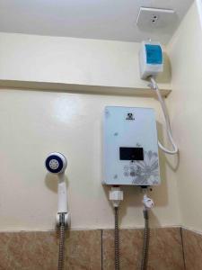 une chambre dotée d'un mur avec une prise électrique et un chargeur dans l'établissement Lawton Residences Studio Room 2F, à Manille