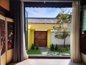 una ventana de una casa con vistas en Kims House Andong, en Andong