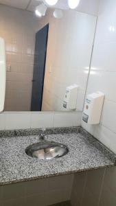 y baño con lavabo y espejo. en Santa Matilde Hospedaje en Malargüe