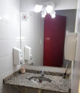 een badkamer met een wastafel en een spiegel bij Santa Matilde Hospedaje in Malargüe