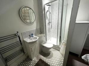 a bathroom with a toilet and a sink and a mirror at Modern Queen Anne Court with FREE PARKING By Prescott Apartments in Abingdon