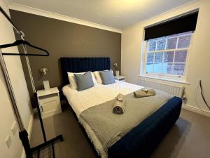 a bedroom with a bed with a bag on it at Modern Queen Anne Court with FREE PARKING By Prescott Apartments in Abingdon