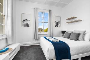 Кровать или кровати в номере Gatekeepers Cottage - Chic & Relaxed