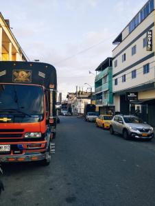 un camión está conduciendo por una calle de la ciudad en HOTEL MARACANA, en Bucaramanga