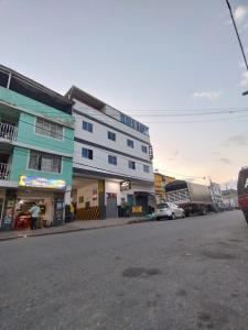 un bâtiment situé sur le côté d'une rue de la ville dans l'établissement HOTEL MARACANA, à Bucaramanga