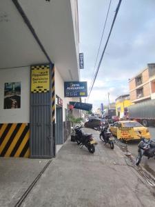 un grupo de motocicletas estacionadas fuera de un edificio en HOTEL MARACANA, en Bucaramanga