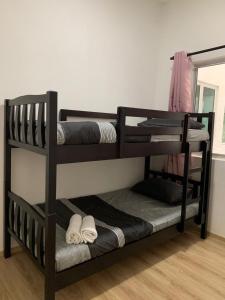 Двухъярусная кровать или двухъярусные кровати в номере Aira Muslim's Homestay