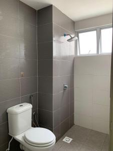 La salle de bains est pourvue d'une douche et de toilettes. dans l'établissement Aira Muslim's Homestay, à Tanah Rata