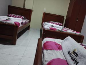 En eller flere senge i et værelse på HOTEL MARACANA