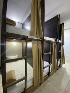 ein paar Etagenbetten in einem Zimmer in der Unterkunft Mahalo Hostel in Salento