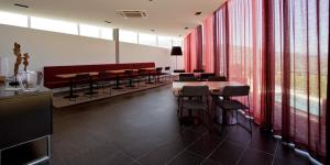 una sala de conferencias con mesas, sillas y cortinas rojas en Casa Da Quinta De Vale D' Arados, en Mesão Frio