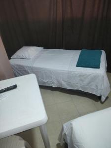 een hotelkamer met 2 bedden en een tafel bij HOTEL MANANTIAL 1 in Playa Dormida