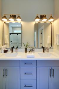 a bathroom with two sinks and a large mirror at Amongst The Waves in Ocean Shores +32 photos