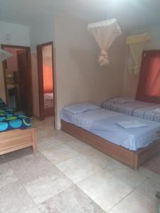 1 dormitorio con 2 camas y espejo en Toquilla Hotel, en Cojimíes