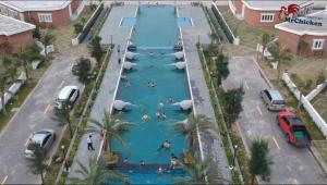 - une vue aérienne sur un parc aquatique avec des personnes dans l'eau dans l'établissement Starfish house, à Nghi Xuân