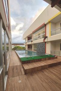 ein Gebäude mit einem Pool in der Mitte eines Gebäudes in der Unterkunft Salt Beach Residence Inn in Salinópolis