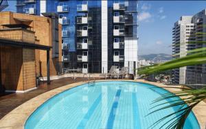 una gran piscina en la parte superior de un edificio en Hotel Alphaville, en Barueri