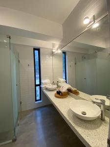 een badkamer met 2 wastafels en een spiegel bij Zerenna Sacred Valley Boutique Hotel in Coya