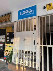 un frente de tienda con un cartel que lee industrias lenitonas en Lawton Residences Studio Room 3A, en Manila