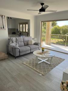 uma sala de estar com um sofá e uma mesa em Oceanview em Woorim