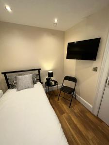 Rúm í herbergi á Cosy Single Room