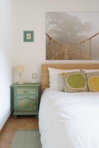埃斯卡利亞的住宿－Paso del Onso，一间卧室配有一张带蓝色床头柜的床和一张四柱床