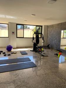 Una habitación con gimnasio con colchonetas de yoga en el suelo. en Flat muito bem localizado, en Palmas
