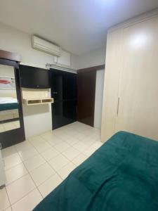 a small room with a bed and a kitchen at Flat muito bem localizado in Palmas +16 photos