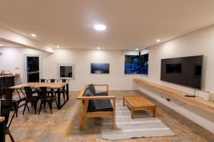 Il comprend un salon doté d'une table et d'une télévision à écran plat. dans l'établissement Montaña Domesticada, à San Martín de los Andes