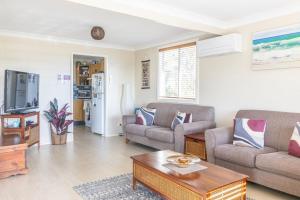 Sala de estar con 2 sofás y mesa de centro en The Perfect Holiday Home en Sussex inlet