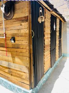 eine Tür an der Seite eines Holzgebäudes in der Unterkunft Casa Iguana in Isla Mujeres