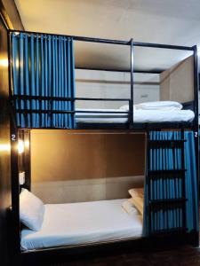 Двухъярусная кровать или двухъярусные кровати в номере KAYAN Hostel