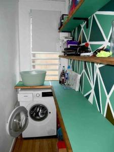 フォール・ド・フランスにあるChez Steph chaleureux & cosy T3のキッチン(洗濯機、カウンター付)