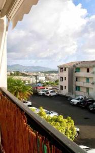 einen Balkon mit Blick auf einen Parkplatz in der Unterkunft Chez Steph chaleureux & cosy T3 in Fort-de-France