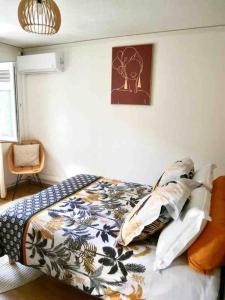 una camera da letto con un letto coperto di Chez Steph chaleureux & cosy T3 a Fort-de-France