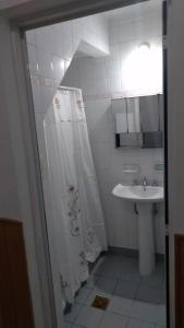 y baño con lavabo, ducha y aseo. en DC Alquileres Temporarios en Santa Fe